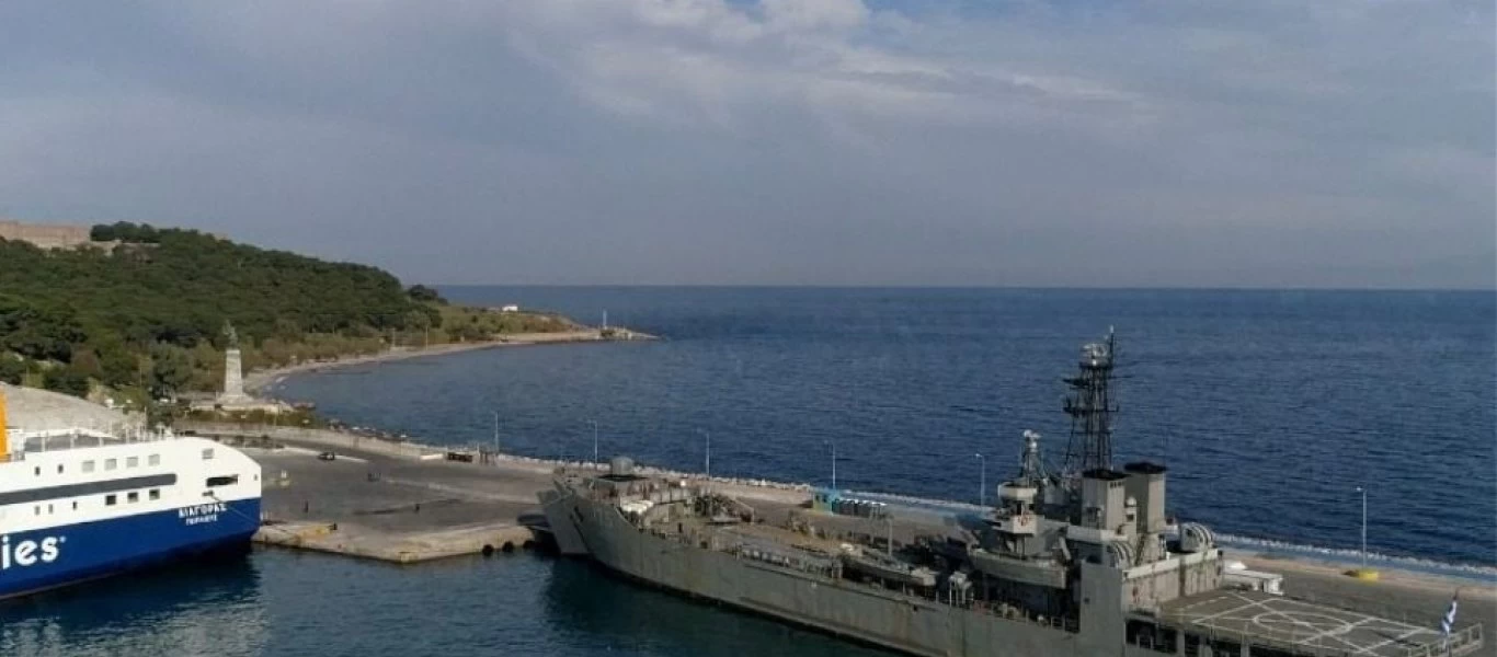 «Εδώ ο κόσμος καίγεται» και το ΠΝ κάνει «ασκήσεις» με… μετανάστες: Τέσσερα αρματαγωγά για φιλοξενία «αιτούντων»!